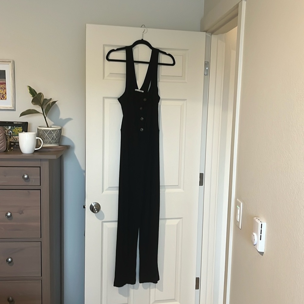 Reformation pants suit. Black color. Size large. Good condition.